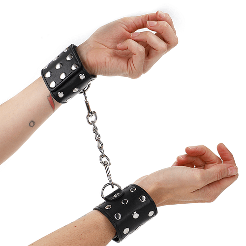 KINK - HANDLEDSSTÖD MED TRYCKKNAPP FULL AV NITAR SVART JUSTERBART 19-24 CM X 5,5 CM